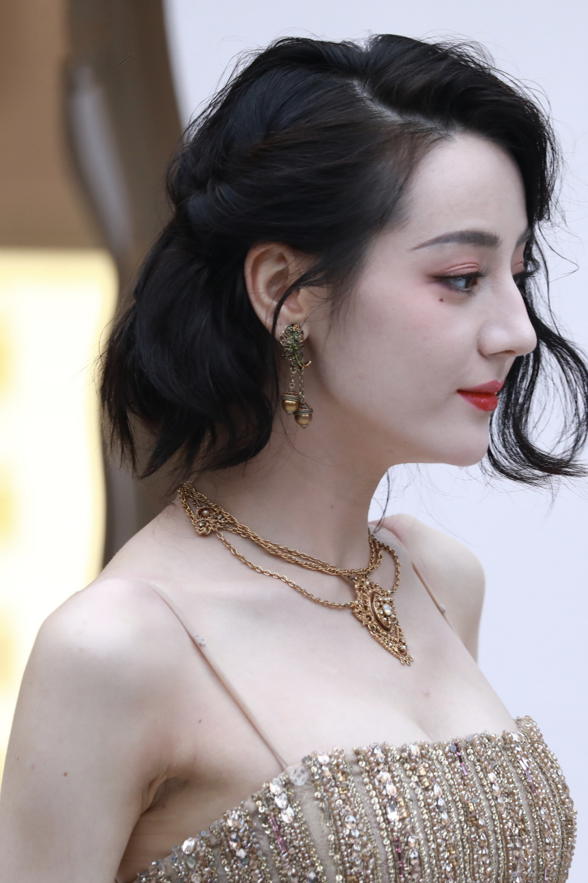 迪丽热巴金色吊带长裙, 67短发造型优雅气质高贵,人美身材比例是