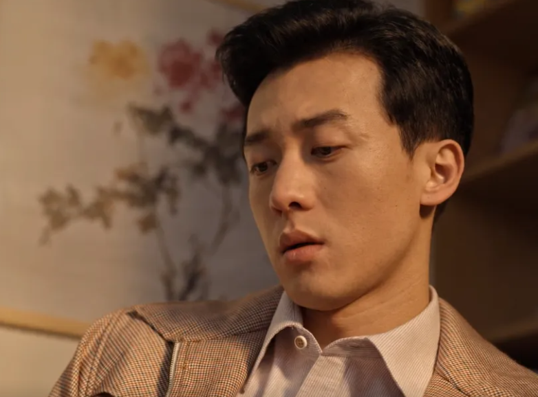 戚成钢的扮演者是谁?