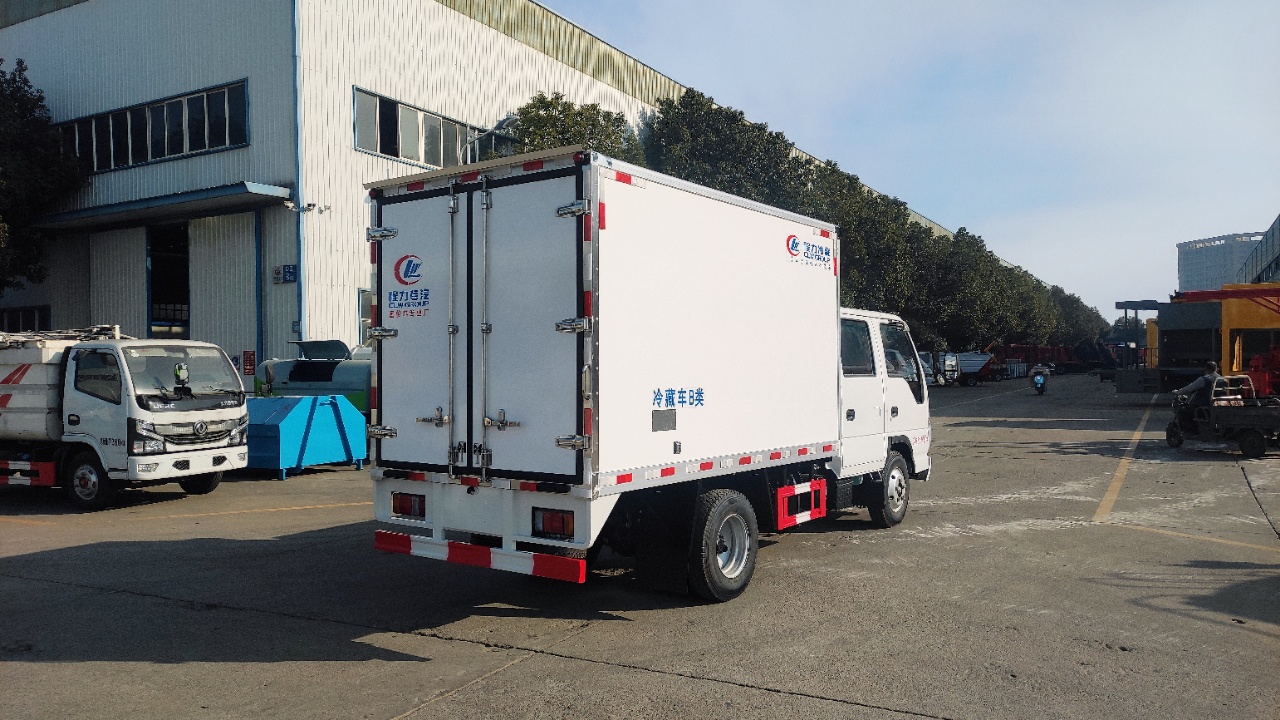 五十铃双排座冷藏车,厢长3.15米,可以乘坐6人