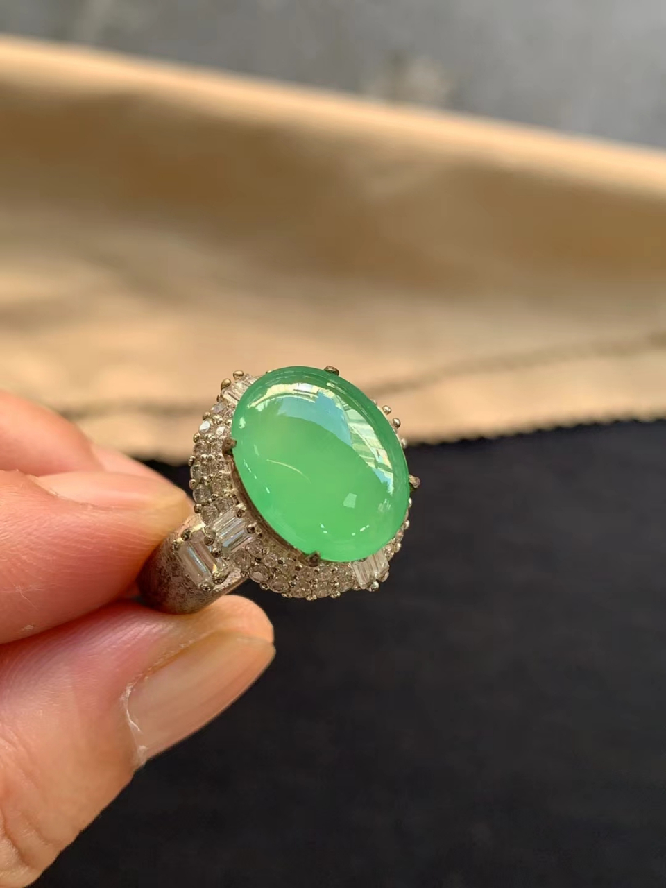 点击头像看直播# #翡翠# 翡翠戒面高冰高透,质地纯净细腻,水头十足