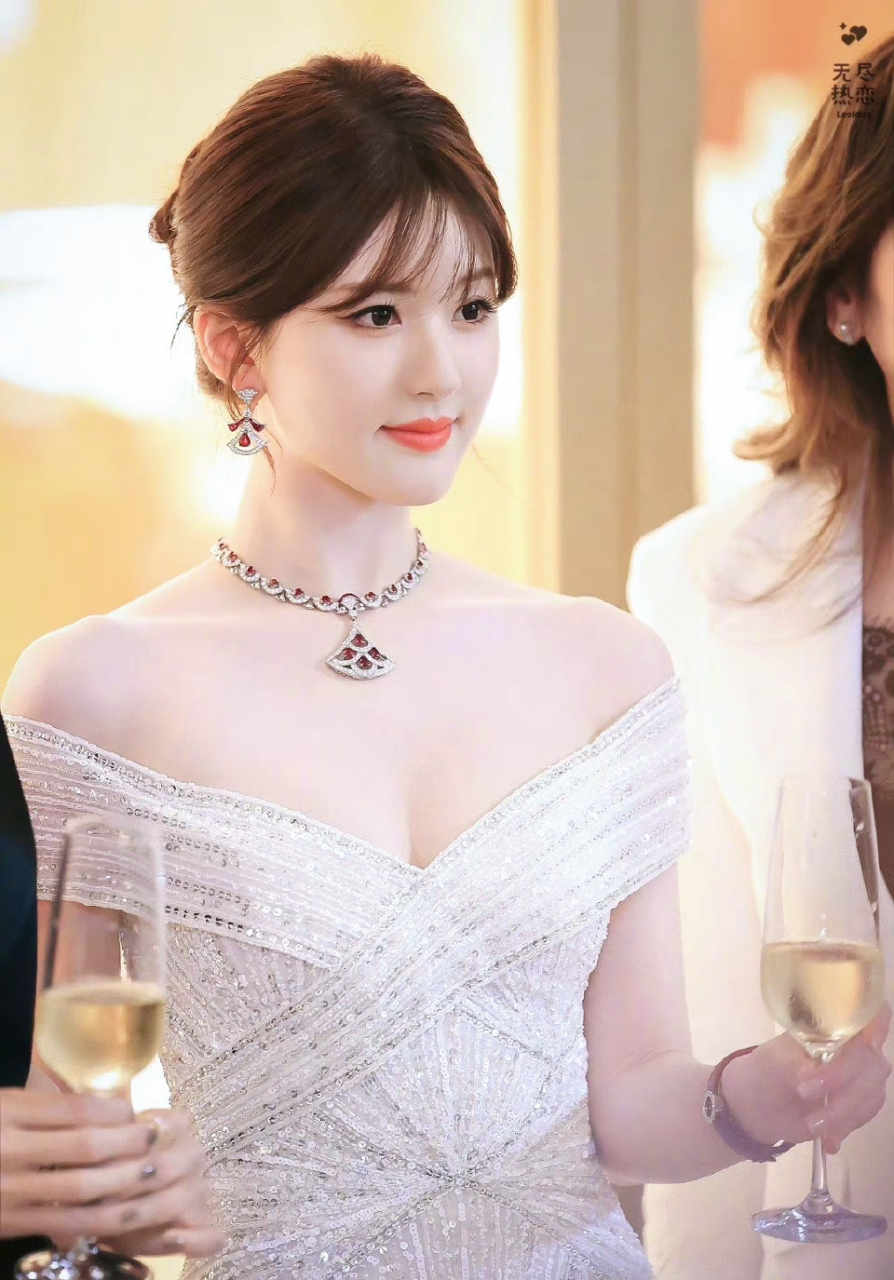 品牌方说赵露思礼服是借的,请问内娱有几位女星出席活动衣服都是自费