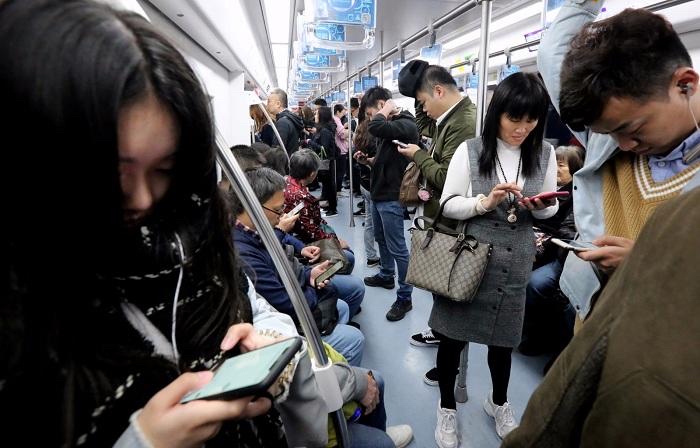 现在手机控太严重了,多少人坐地铁看手机错过站?