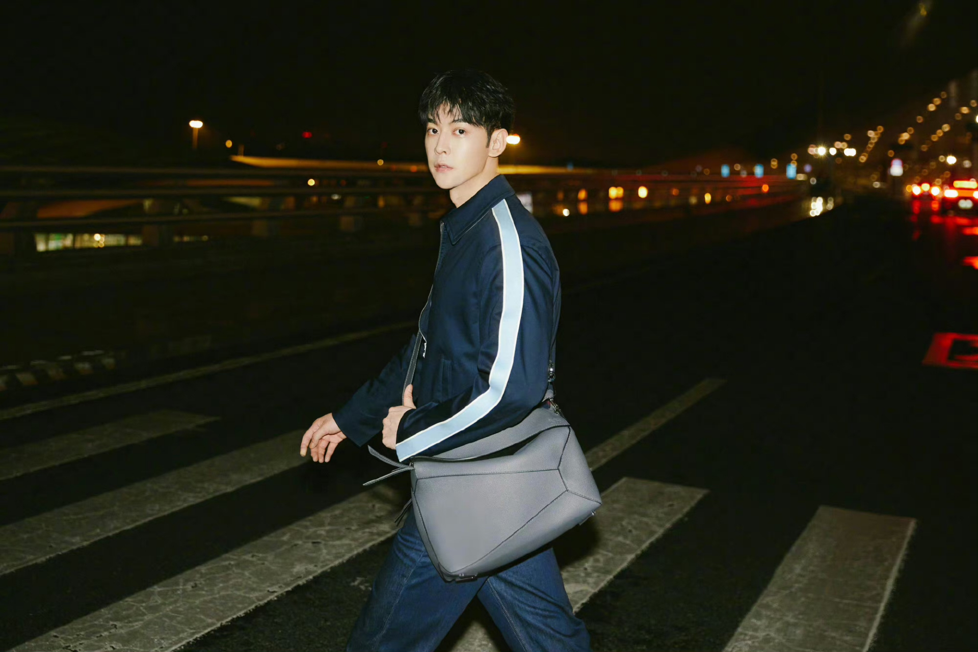 胡一天和唐晓天,宁泽涛启程巴黎男装周,将出席loewe 2024春夏男装系列