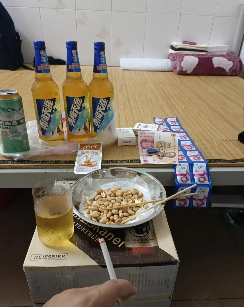 有谁像我这样,两天不喝酒半夜睡不着觉,出去买了几瓶冰镇啤酒,买了一