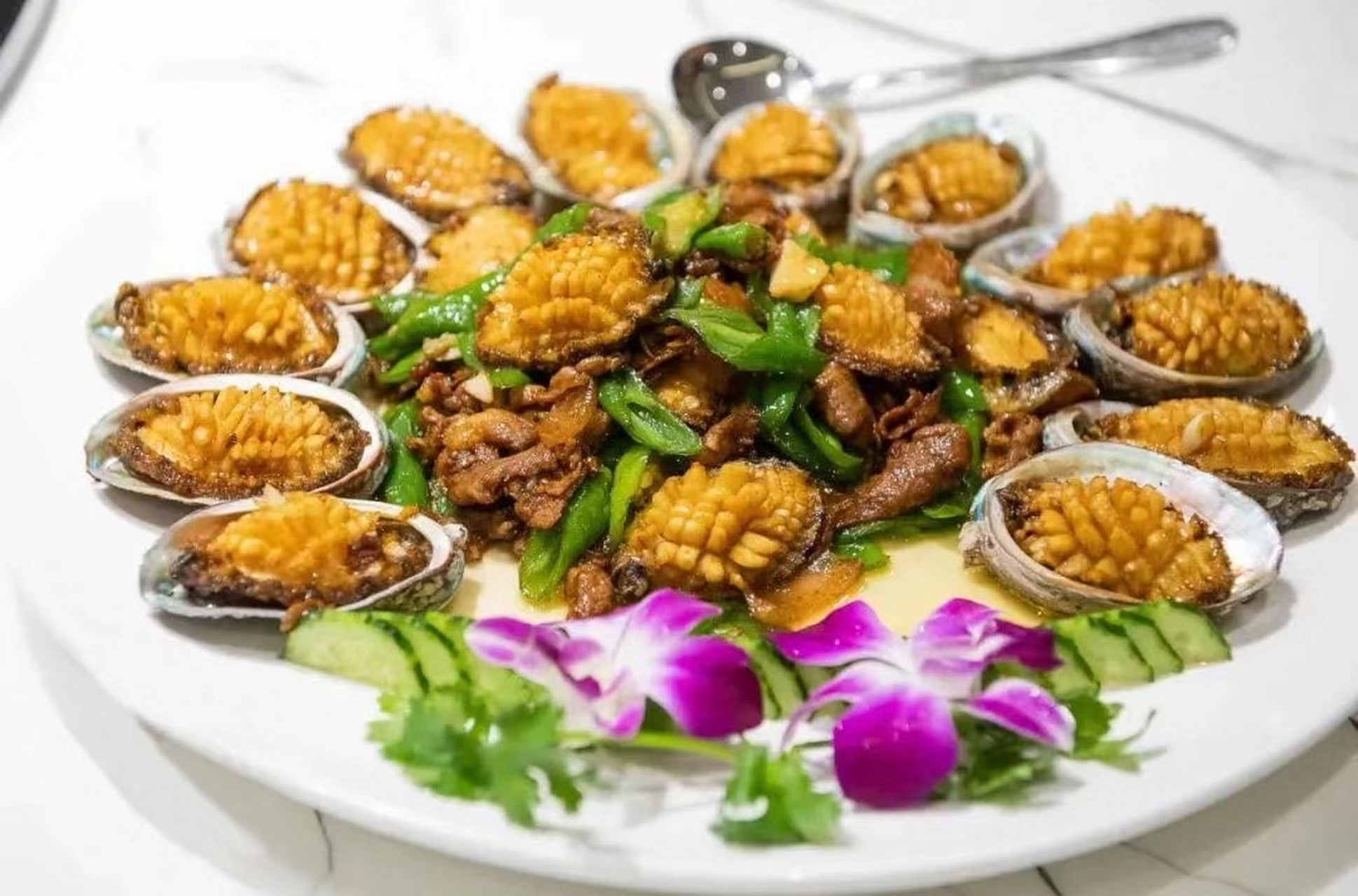 湘式鲍鱼小炒肉 湖南辣椒炒肉与鲍鱼的结合,充满了湘式小炒的锅气,下