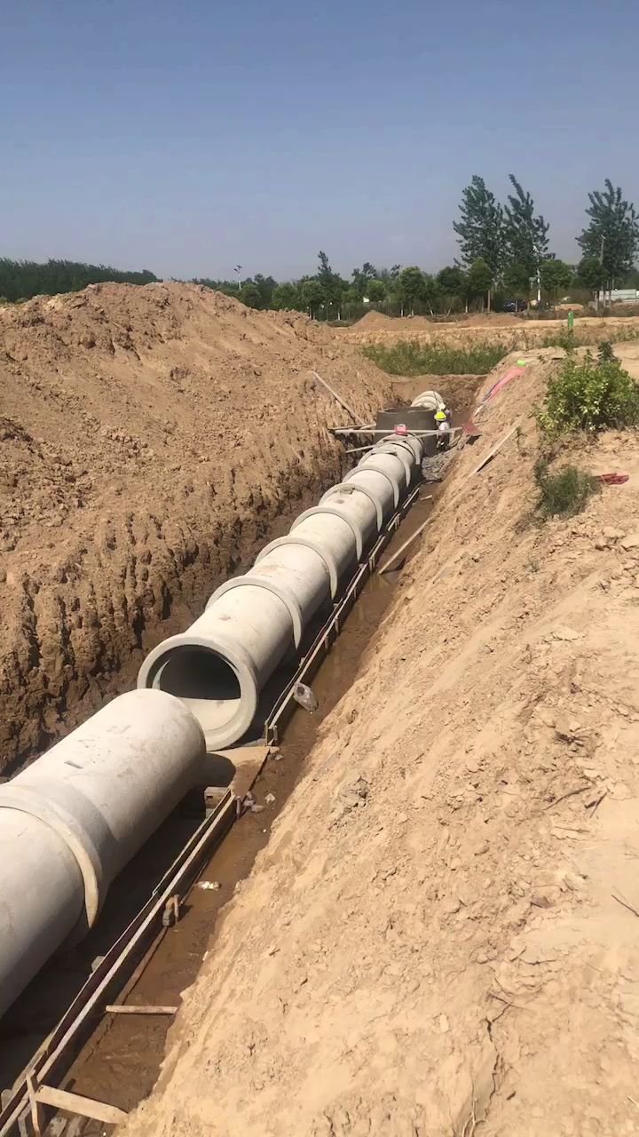 内径1米承插管施工现场,水泥制管厂家直发-度小视