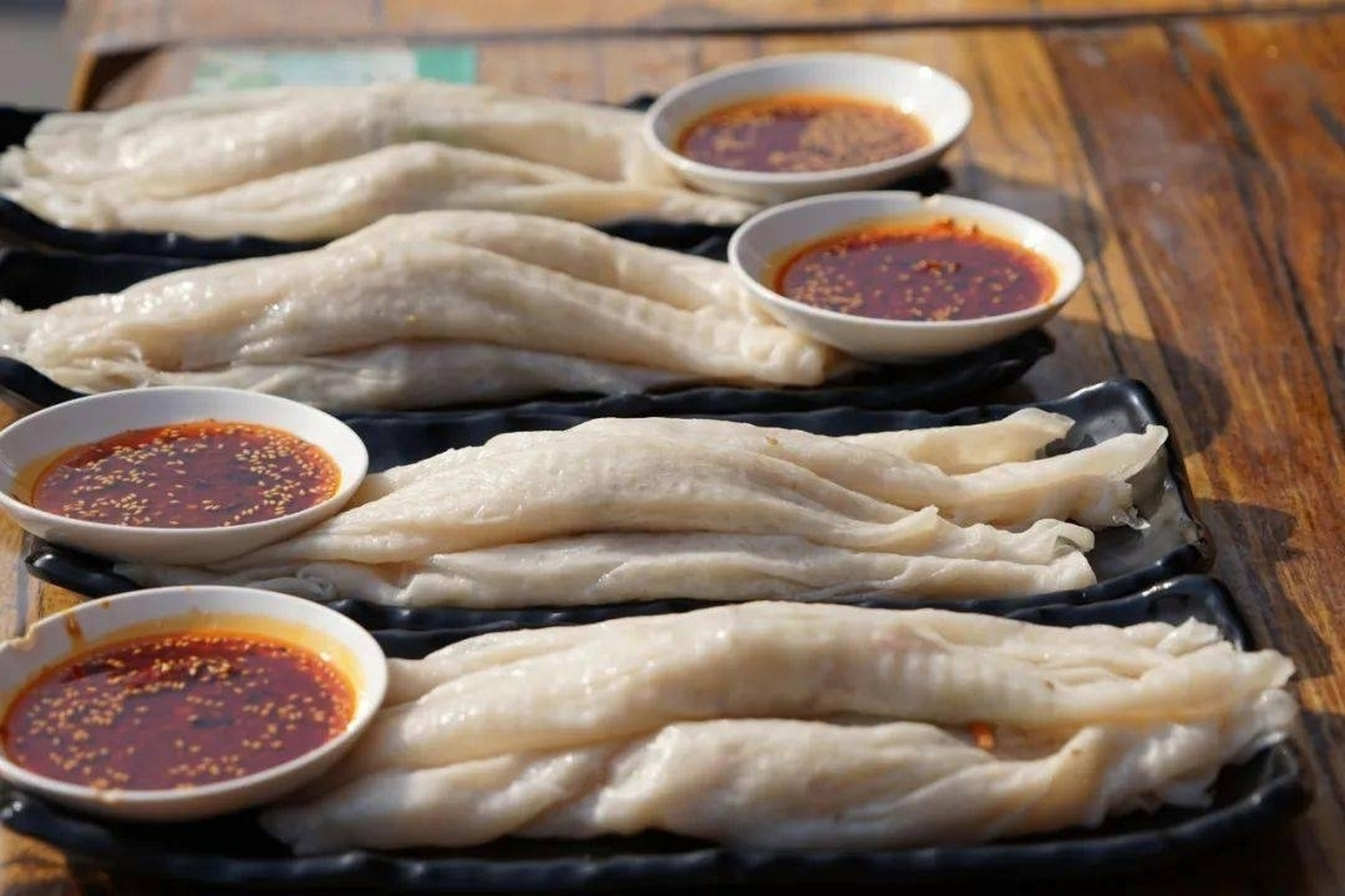 先给大家分享一下陕北三道的美食,小伙伴们来陕北一定要尝一尝呀,黑色