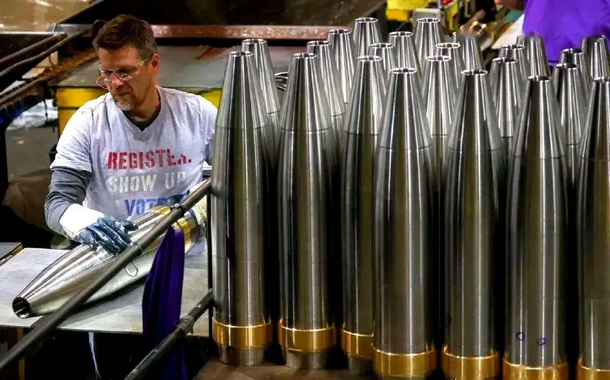 你以为制造炮弹是小菜一碟?听说美国军工厂有300个工人,天天转不停才