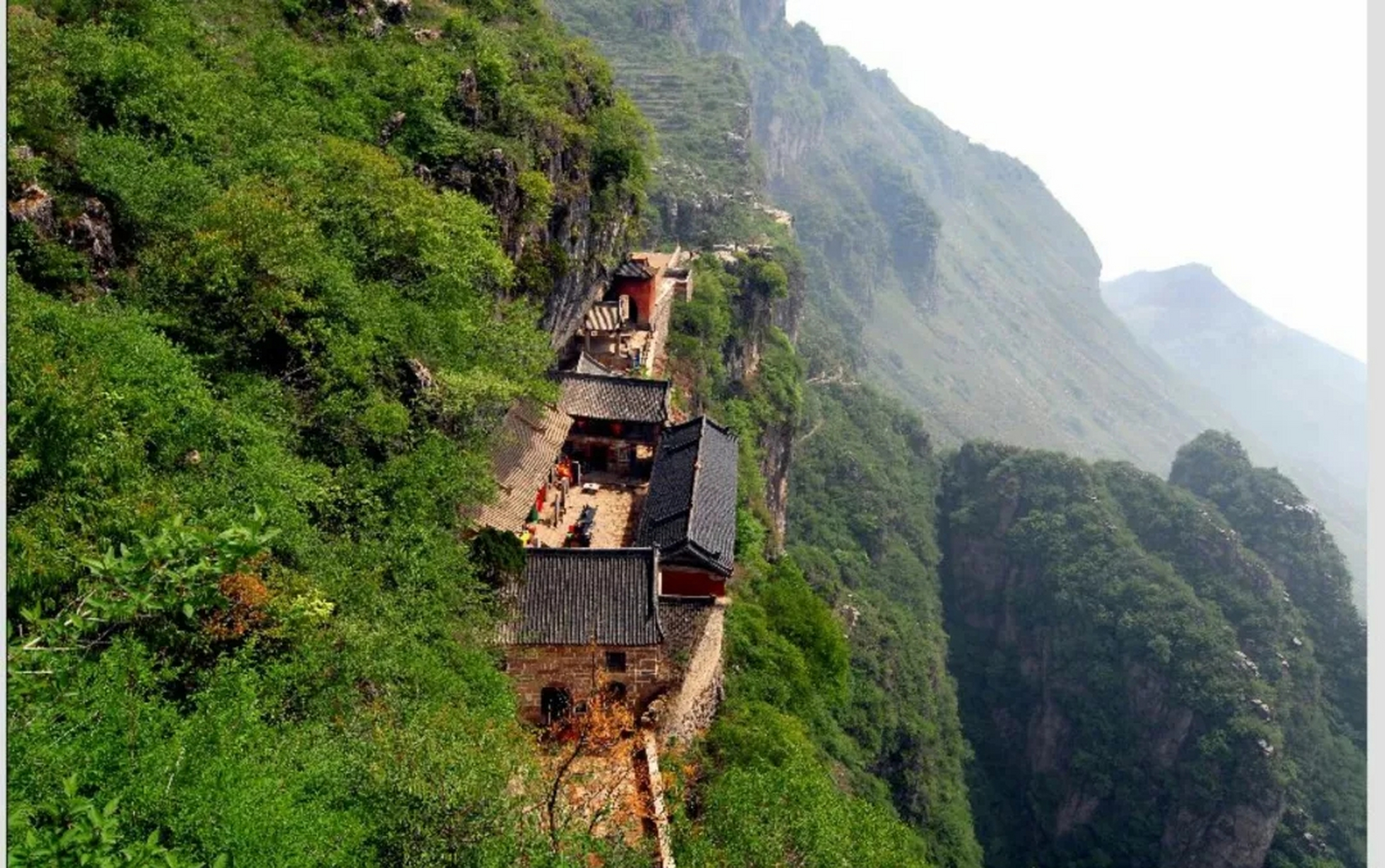 游览金灯寺是一个意外之喜,因为慕名去往小西天游玩,抵达之后才知道