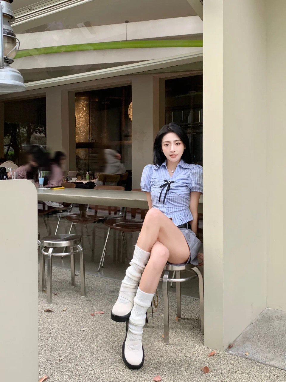 颜值小姐姐短裙自拍,奈斯!
