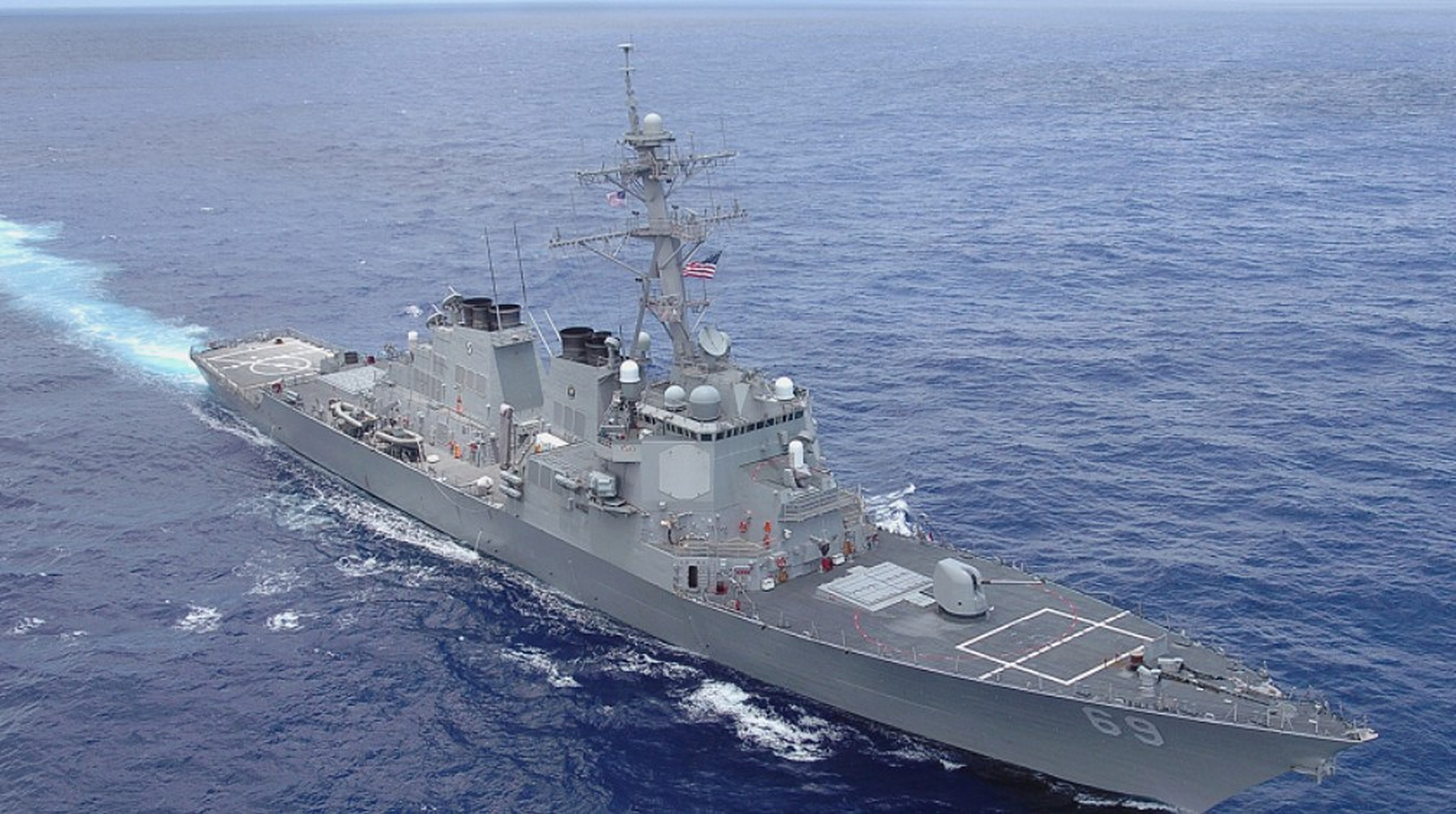 据报道,美国"米利厄斯"号导弹驱逐舰在南海执行所谓的"航行自由"任务.