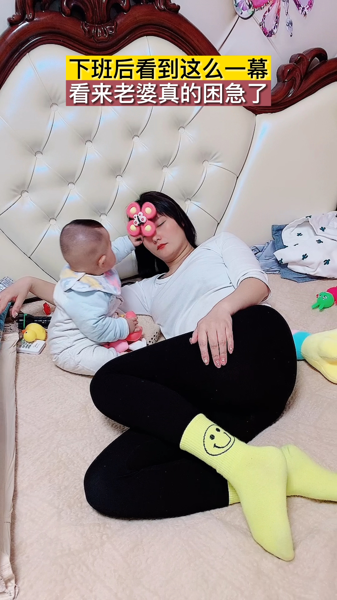 宝妈带娃太辛苦了,这样都能睡着