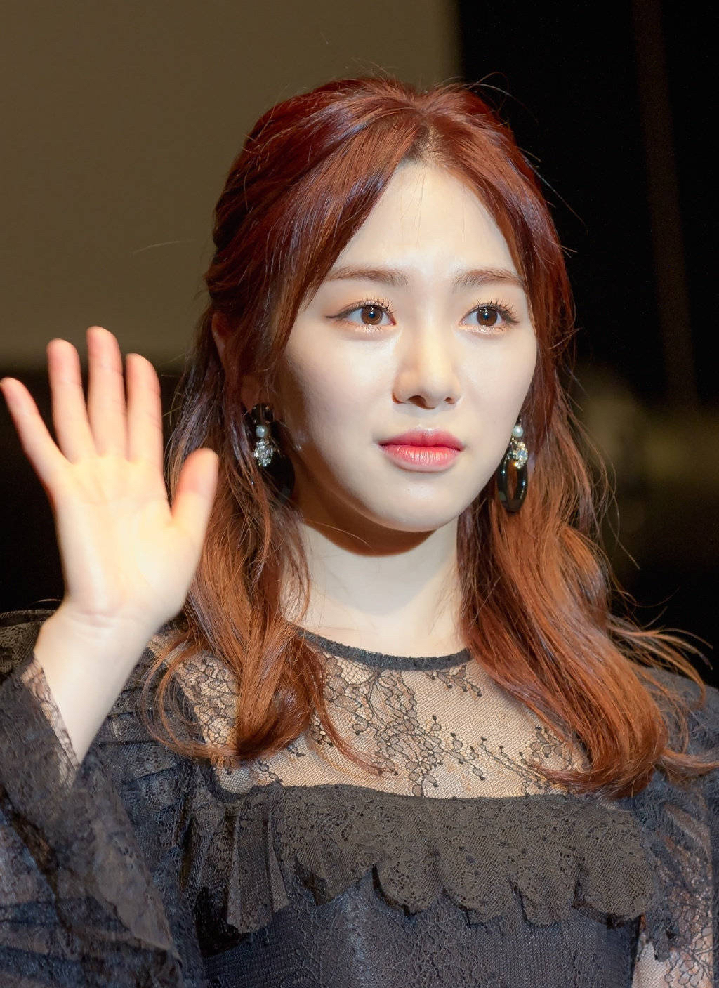 队内霸凌事件后,从全网同情到亲认小三,aoa成员权珉娥怎么了?