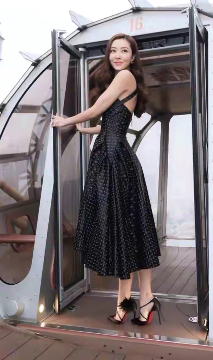 明星俏佳人:熊黛林高跟美腿