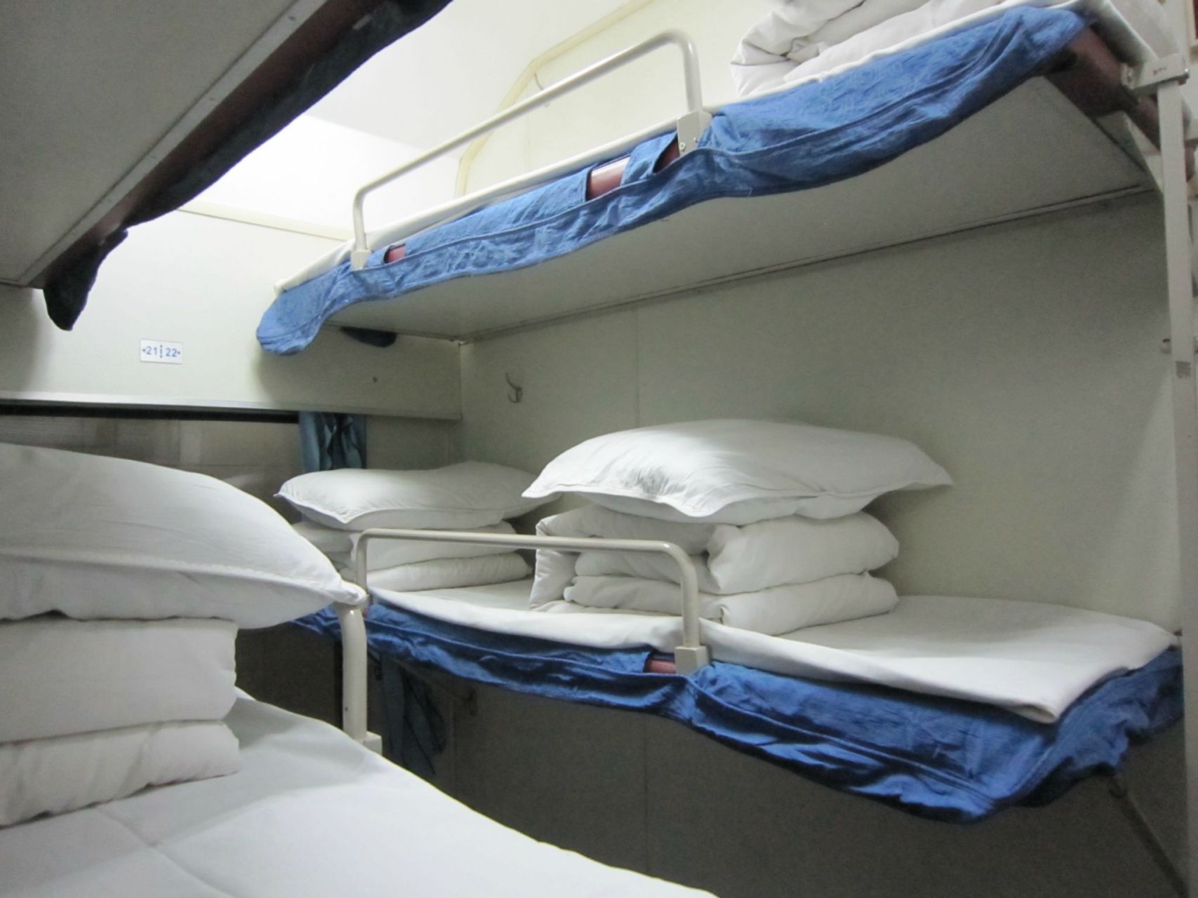 近日,女子吐槽软卧车厢分配三男一女 12306回应:暂无按性别选车厢功能