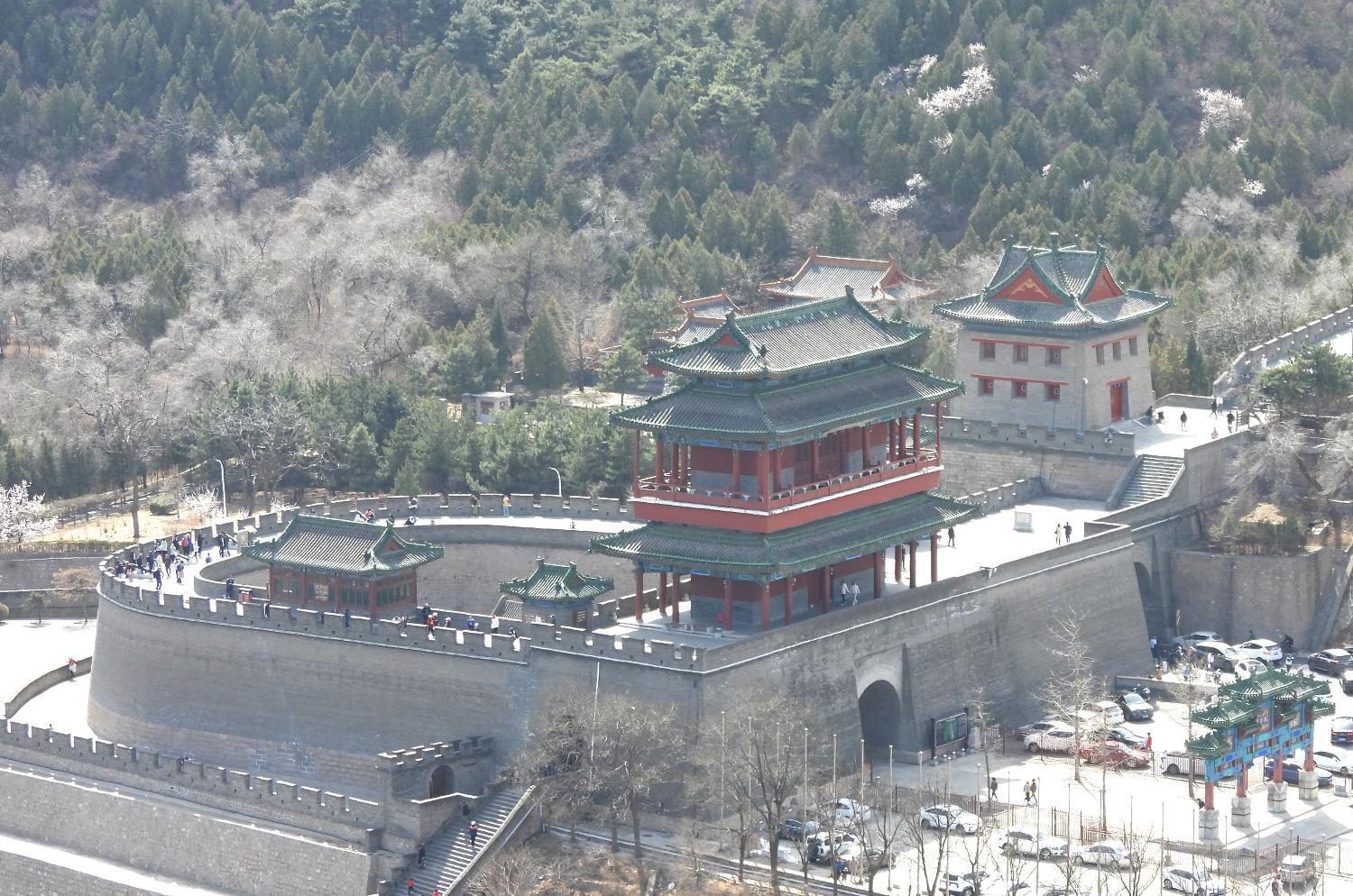 登居庸关东山长城俯瞰开往春天的火车