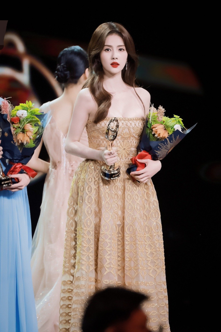 白鹿金色抹胸礼服出席微博之夜,美晕了#娱乐最前沿