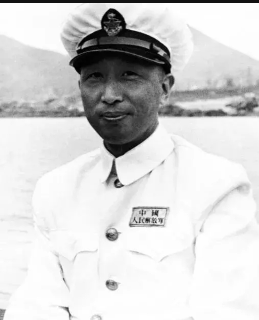 这是50年代,海军参谋长张学思,一张罕见的留影,照片中的他英俊帅气