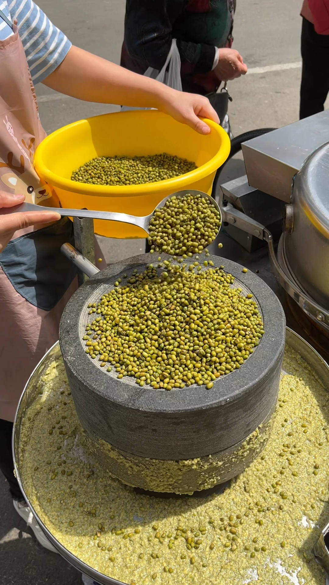 大姐摆摊卖石磨绿豆饼每天被顾客催着出摊一出货就被抢完了