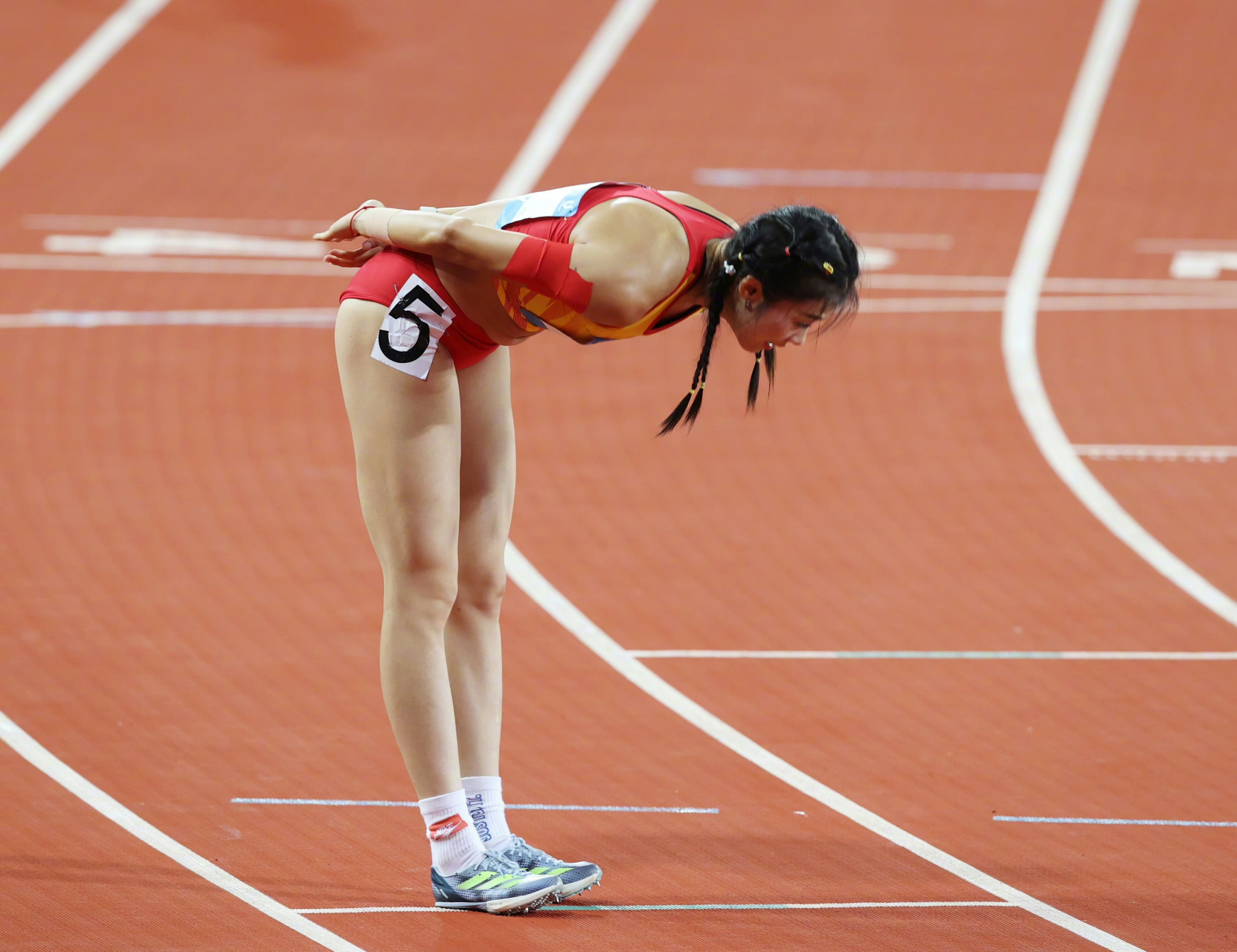 一个你永远也追不到的女人,8月4日,吴艳妮在成都大运会女子100米栏半