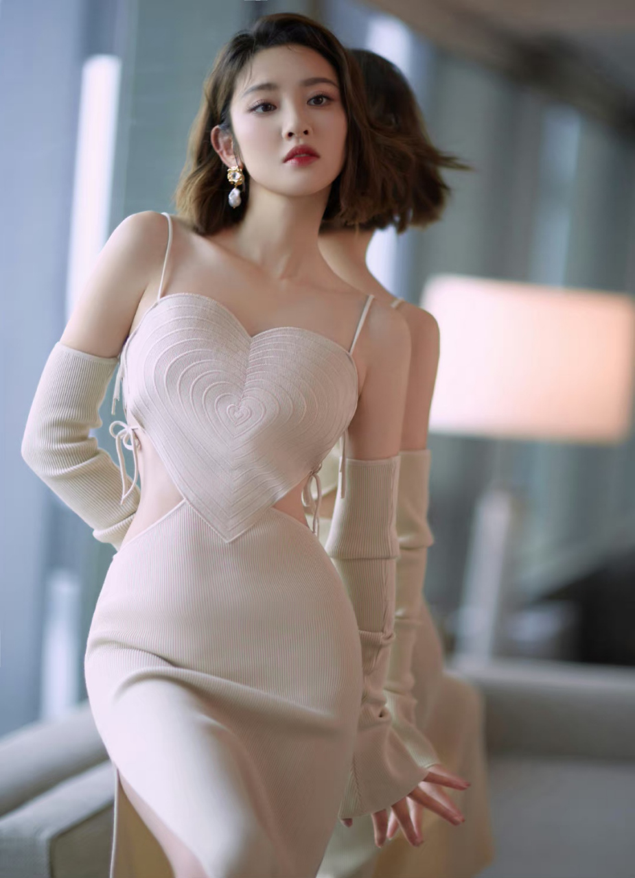 唐艺昕# 肤白貌美的容颜,窈窕曼妙的身材,前凸后翘,性感妩媚,风情万