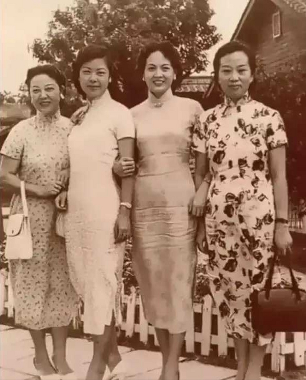 20世纪30年代,上海几名穿着旗袍美女的照片.
