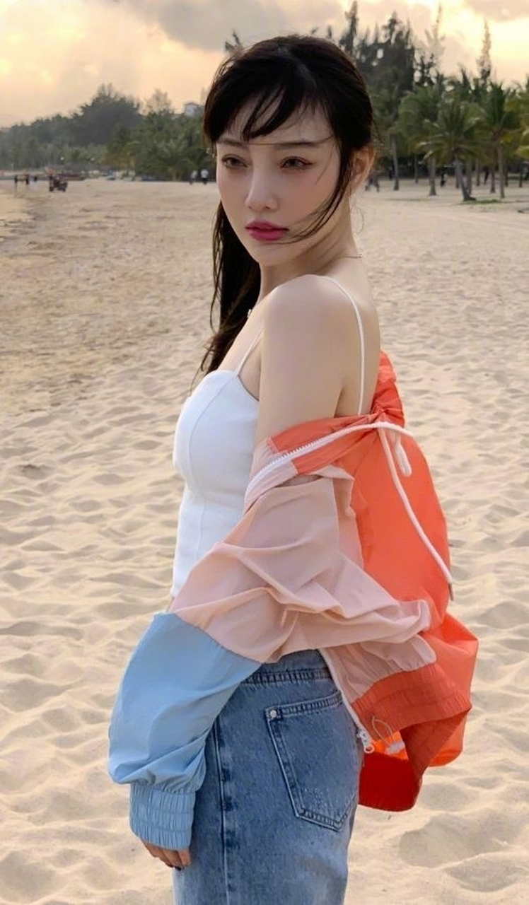 李小璐的穿搭风格多变,从甜美可爱到性感大胆都能hold住,常常能给人