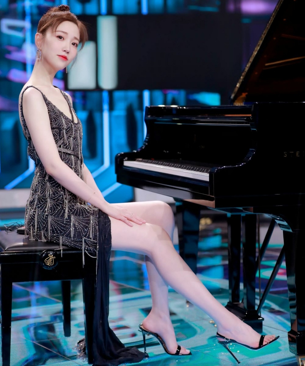 江苏卫视这位女主持人真是太美了!