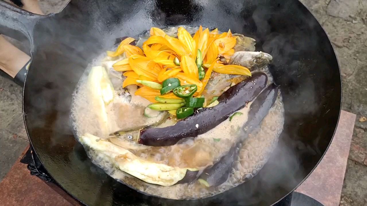 野生小黄花酱炖鲶鱼,农家菜中的极品,太下饭农村大哥吃三碗