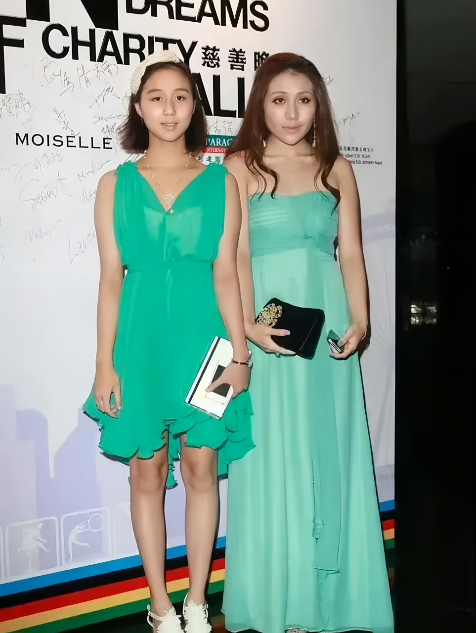 何超欣和姐姐何超盈合影,姐妹俩都有尖下巴