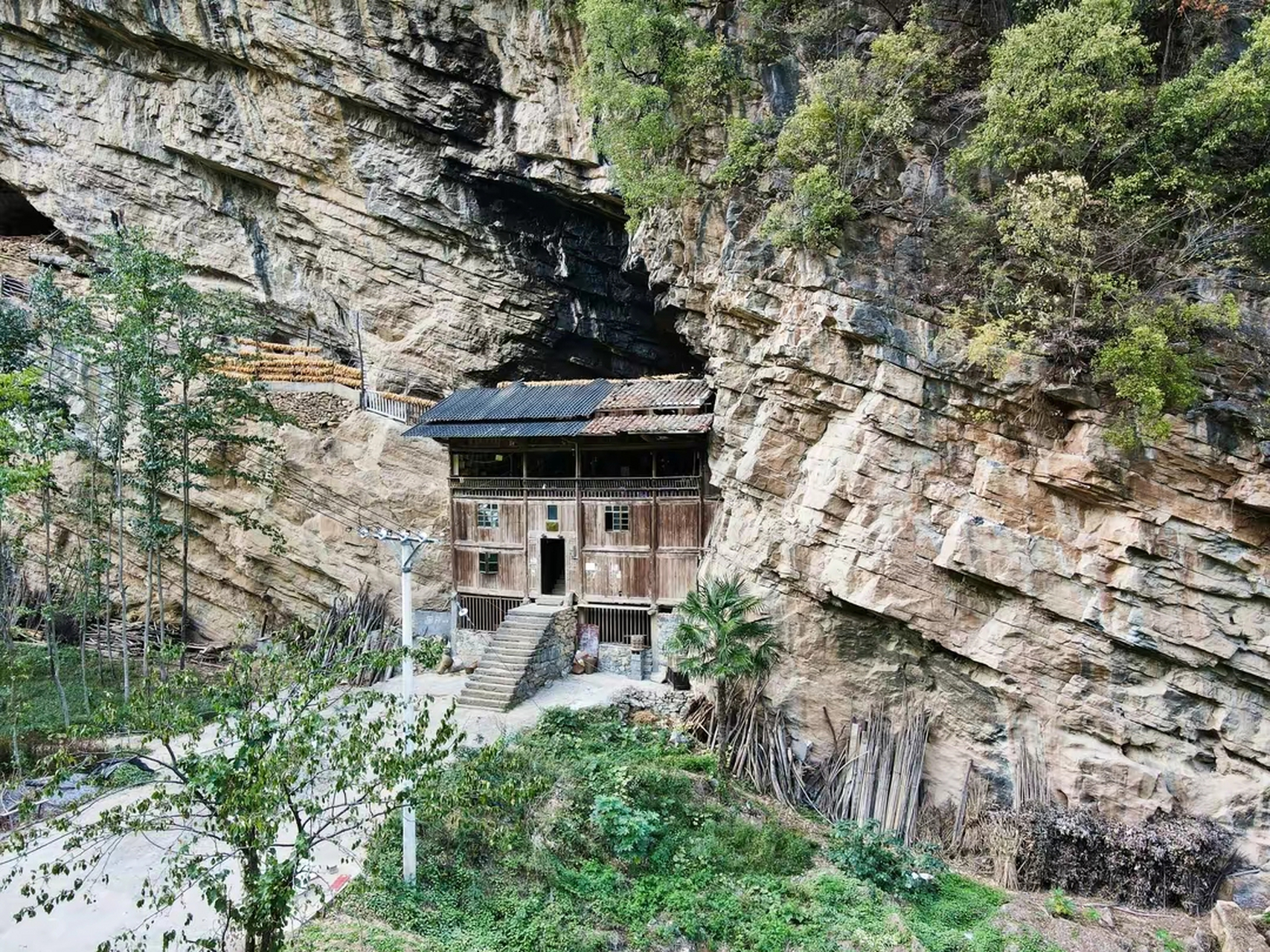 在重庆的丰都县的大山深处,发现一户崖居人家,房子修建在悬崖的峭壁上