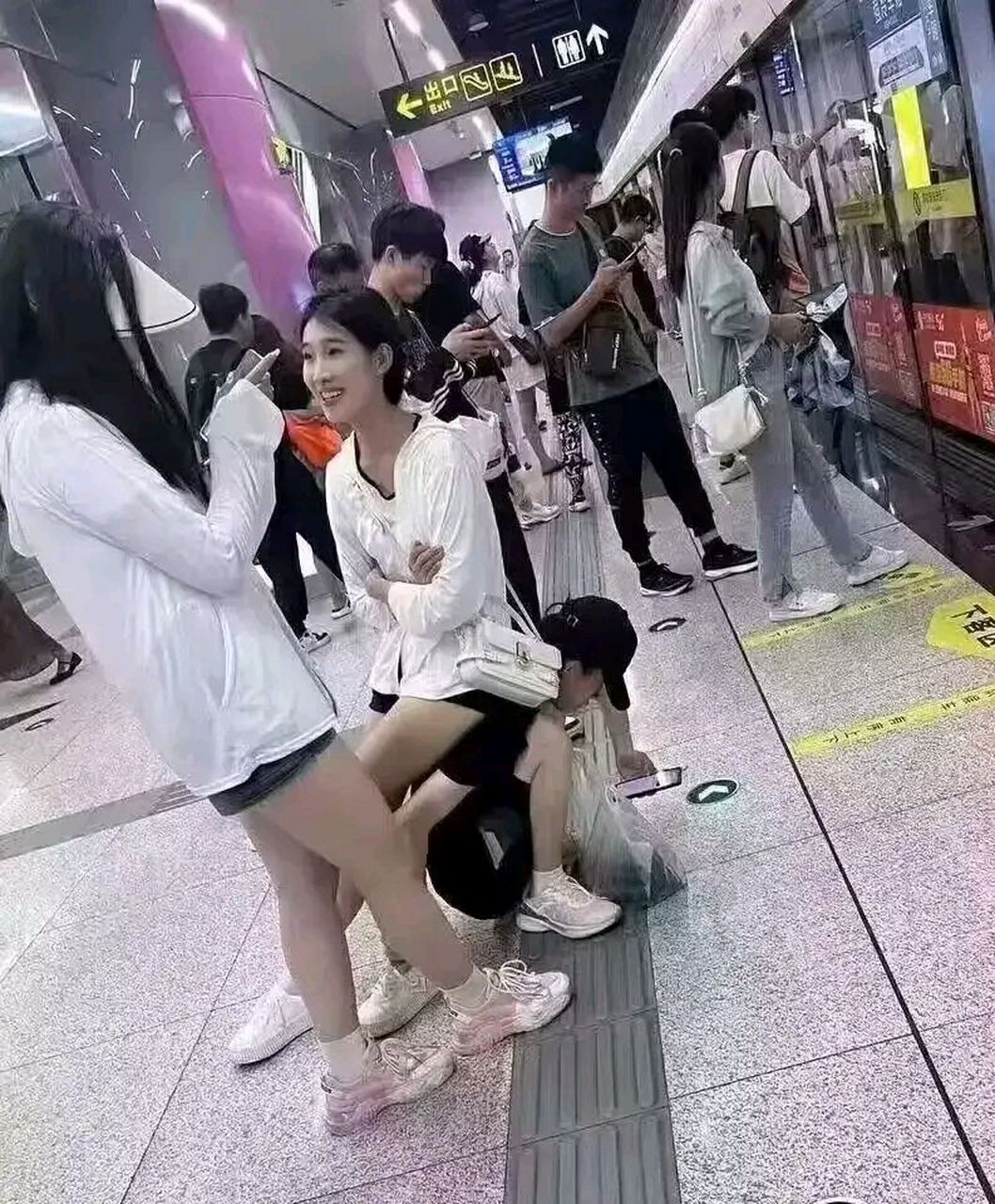 等地铁的几分钟时间都要把男朋友当凳子坐,女孩真把自己太当回事了.