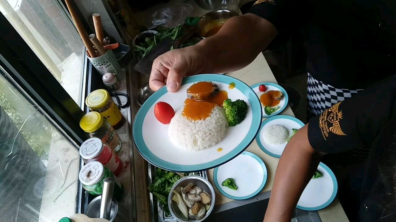 酒店里高大上的经典位餐鲍鱼捞饭,掌握要点和方法,你就是大厨