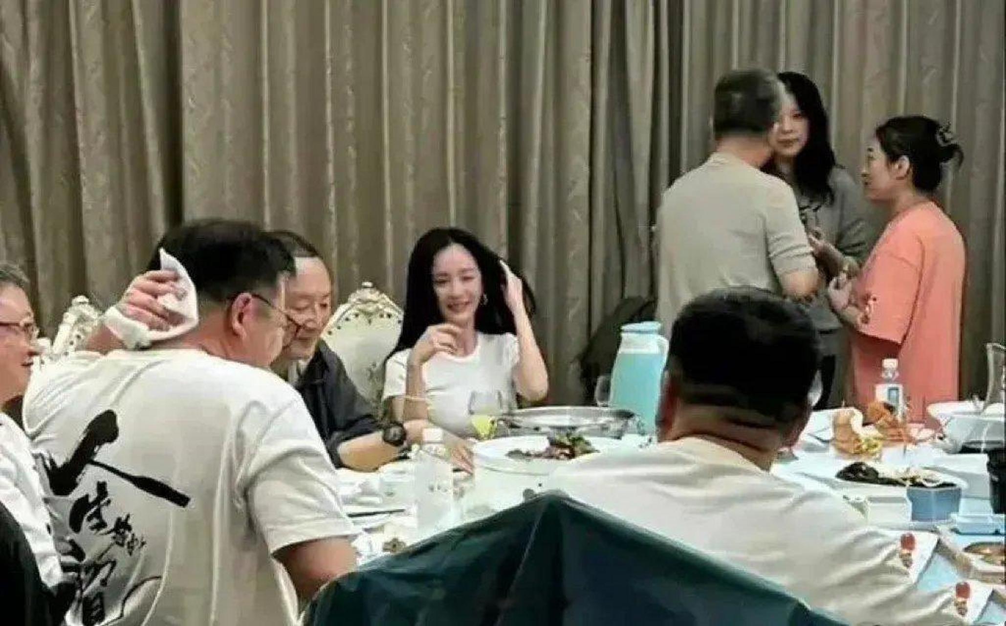 原来女明星参加酒局是要素颜的,杨幂杨颖就是最好的证明.676767