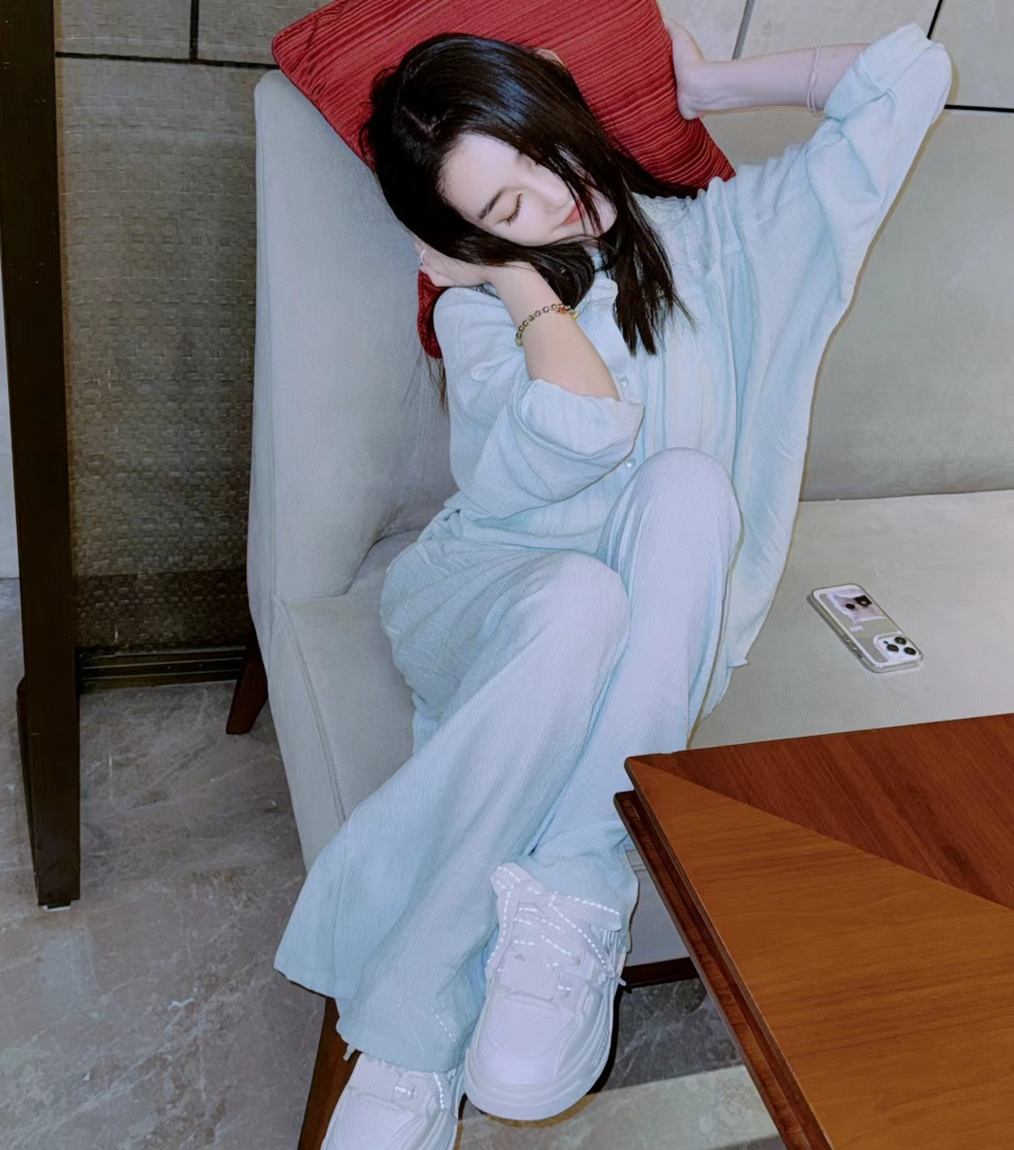 蒋依依晒生活照清冷感十足,她给自己化芭比眼妆,肉眼可见的成熟了一些