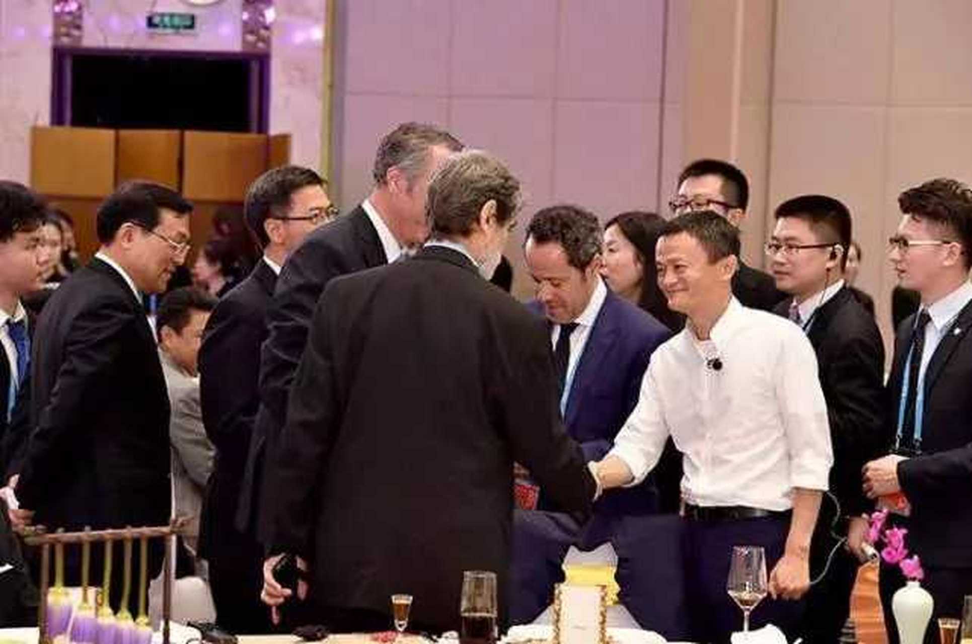 马云私人晚宴被曝光,从场地装饰到菜品都很奢华,尤其是桌上装饰