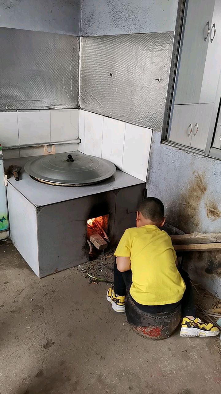 城里娃体验农村烧火做饭