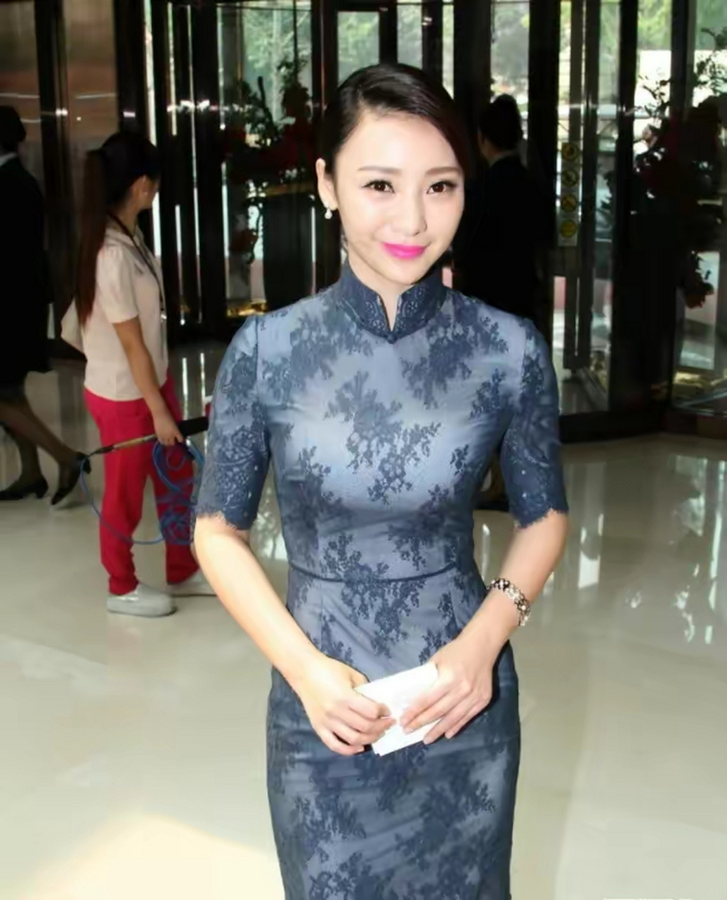 看了柳岩的旗袍照,终于明白为啥42岁无人敢娶,古风穿搭真妩媚