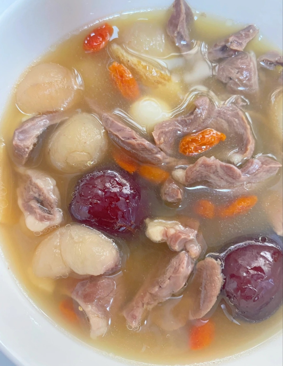 莲子猪心汤——安神养心助睡眠 材料:猪心200g,莲子10颗,黄芪6-8片