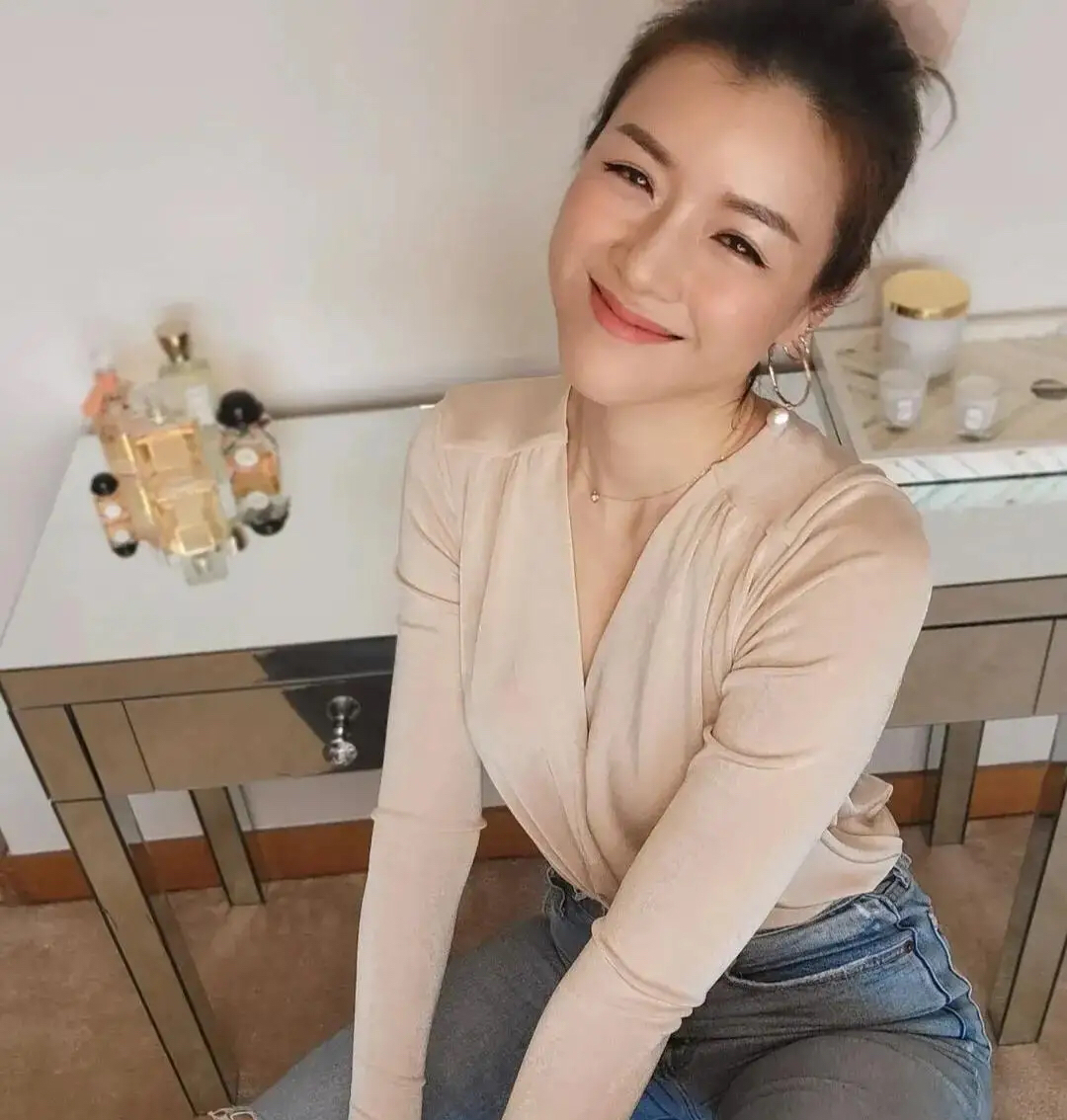 陈茵薇,甜甜笑容,气质优雅