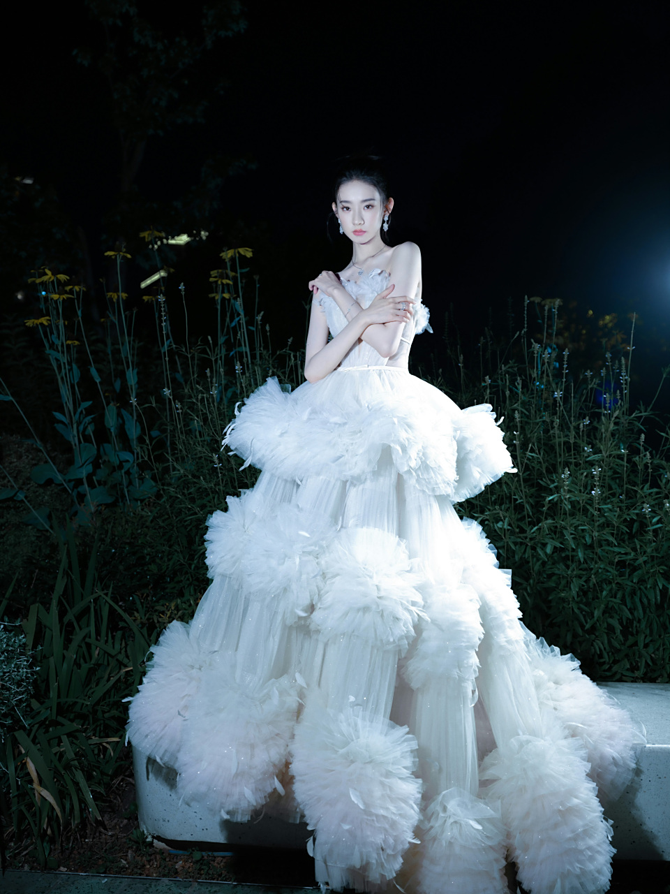 张艺凡白色礼服裙造型优雅美丽,气质好绝呀#娱乐大赏# #明星的那些神