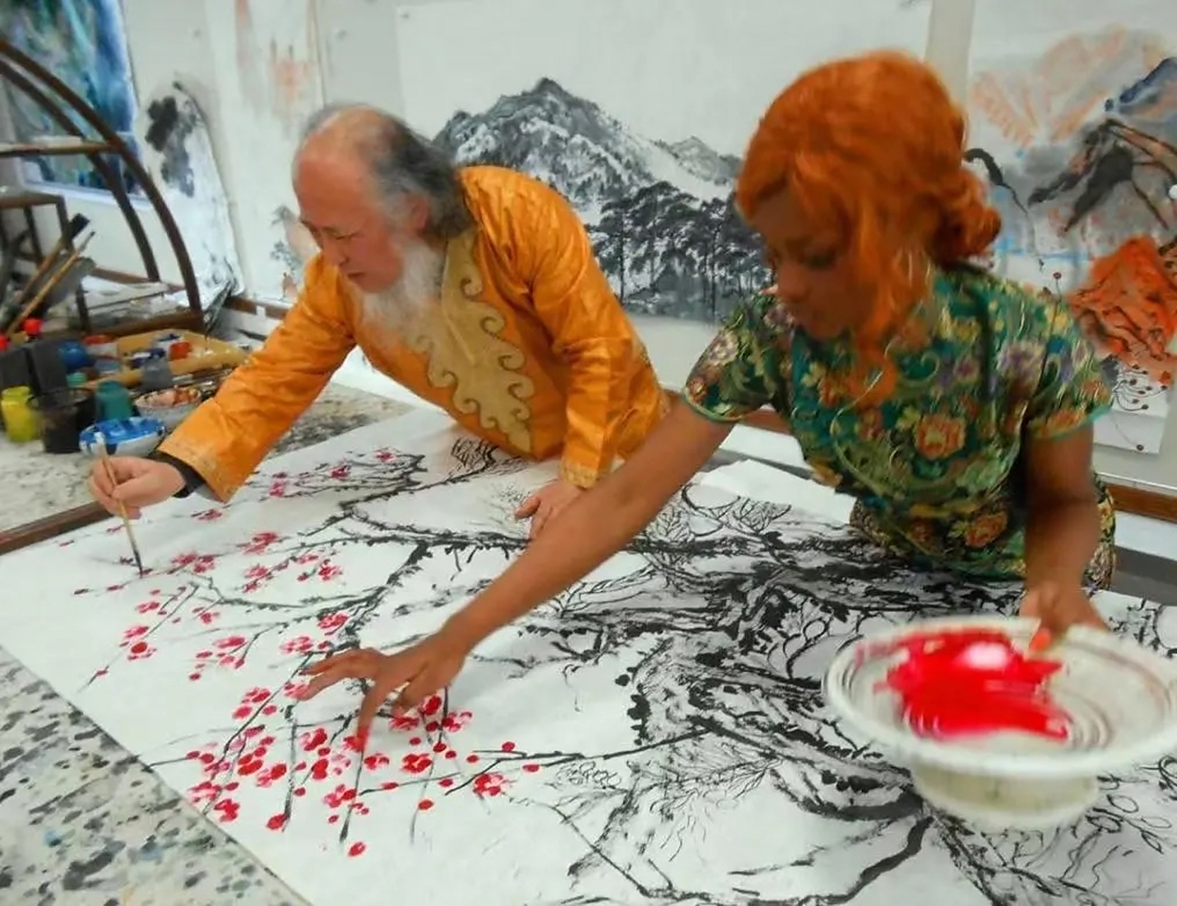 2011年,53岁著名画家杨彦花了4000万,迎娶24岁非洲女孩,婚礼曾轰动一