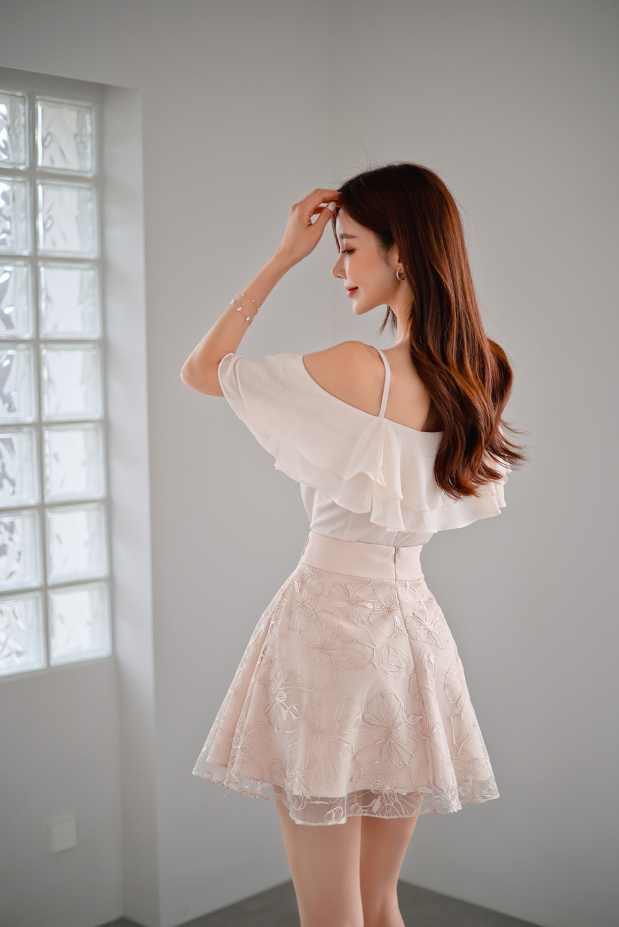 孙允珠韩国嫩模,露肩吊带超短裙穿搭,水嫩诱人