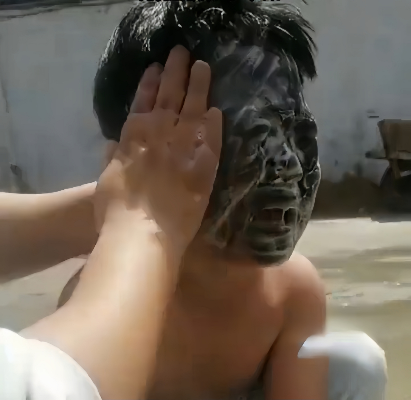 安徽亳州,小可爱在家玩自喷漆,不小心玩炸,喷了一脸,变成黑脸"包公"