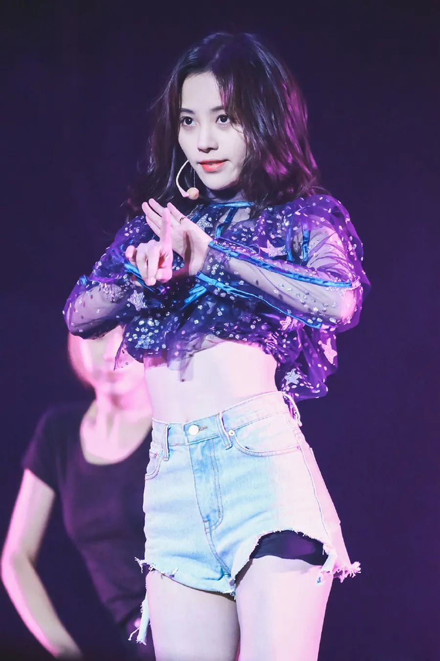 鞠婧祎:紫色透视上衣搭配超短裤,白嫩美腿吸人眼球