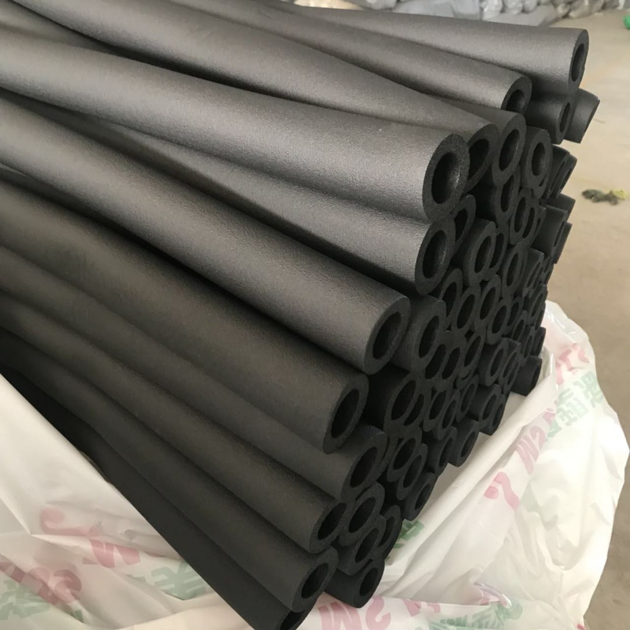 铝箔橡塑保温管 空调管管道用保温管 橡塑海绵管是一款环保材料,它的