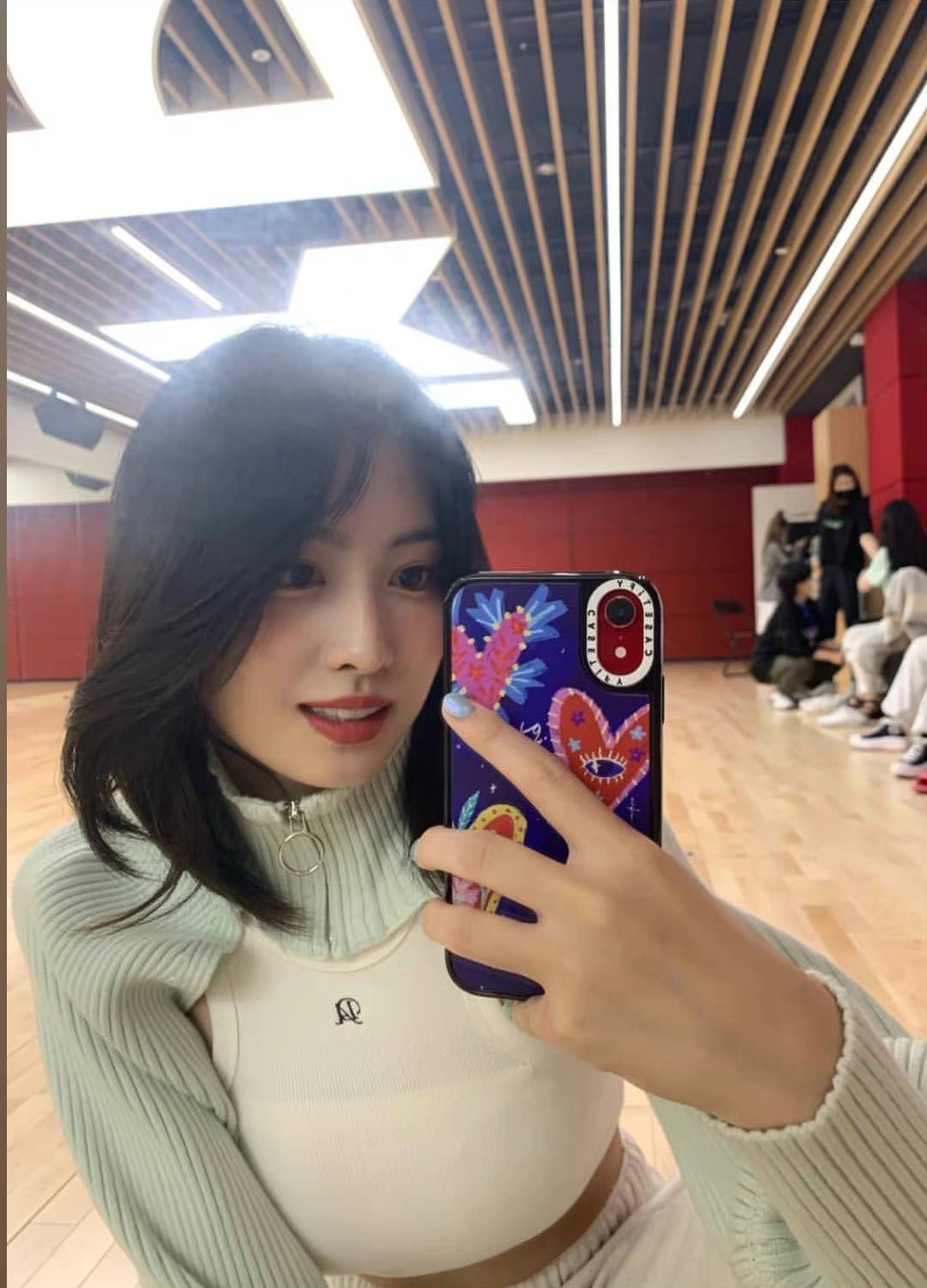 momo平井桃对镜自拍头像壁纸