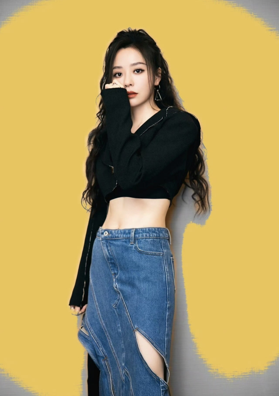 张靓颖越来越时尚了,黑色短款上衣配牛仔裙,精致洋气,妩媚动人,尽显