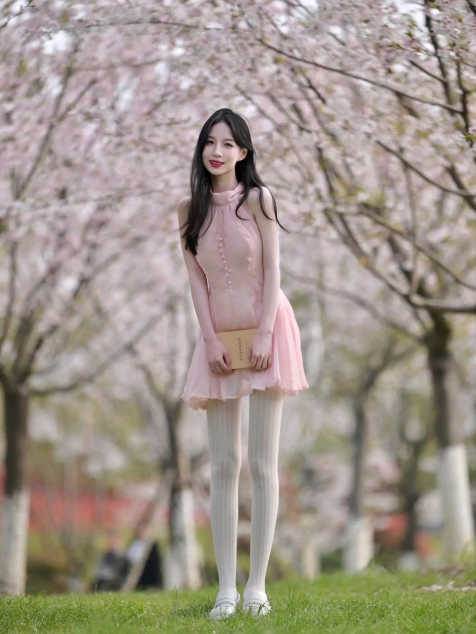 清纯美女# #性感美腿# 少女穿搭分享:白色的裤袜