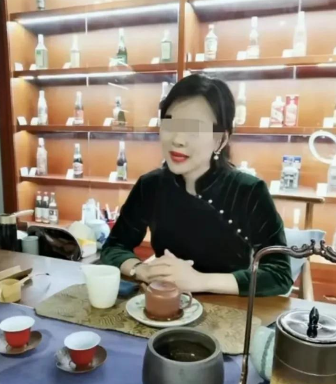 与南京杨书记接吻的刘女士,被起底,身价千万,杨书记眼光独到